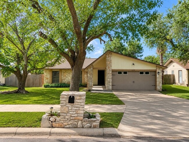 Building Photo - Charming 3/2 in NEISD with Stone Fireplace, Mature Trees & Spacious Backyard! Conveniently locat...