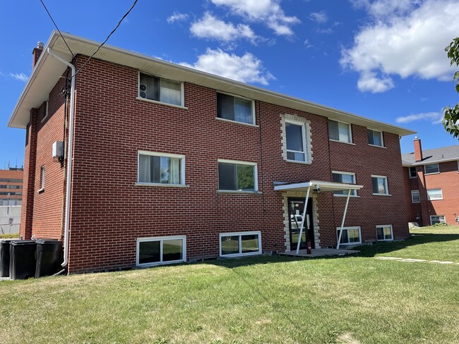 Building Photo - Charming 2-Bedroom Apartment for Rent in Oshawa - ONE MONTH'S FREE RENT! Unit Apt. 2