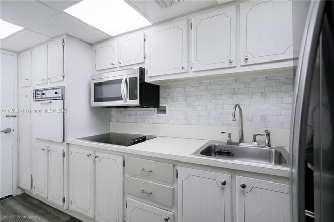 Photo - 1000 West Ave Apartment Unit 203