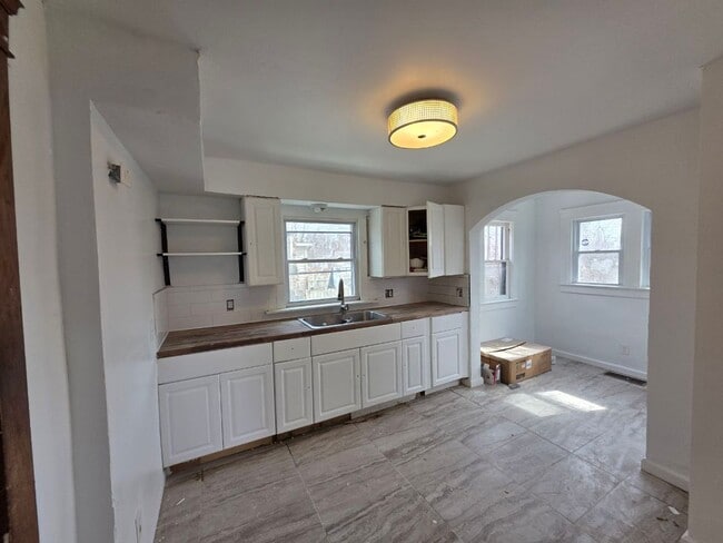 Building Photo - 1055 W 12th St