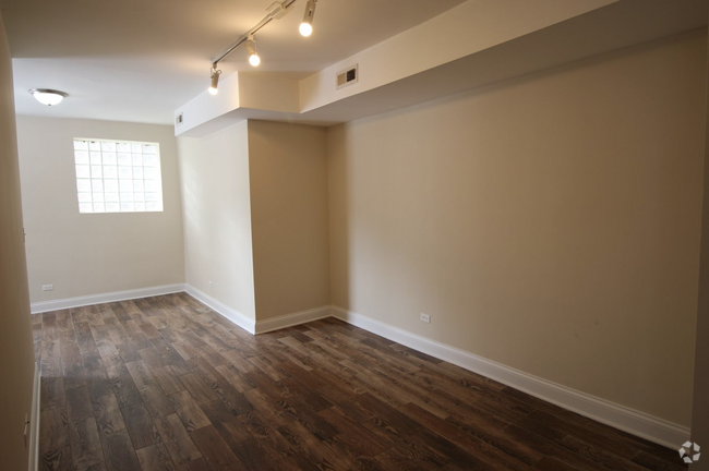 Building Photo - 5003 N Sawyer Ave Unit GDN Rental