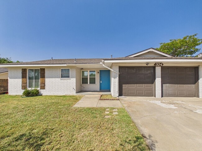 Photo - 324 NW Compass Dr