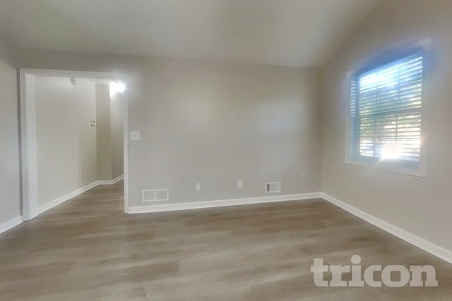 Photo - 2407 Windridge Dr NE