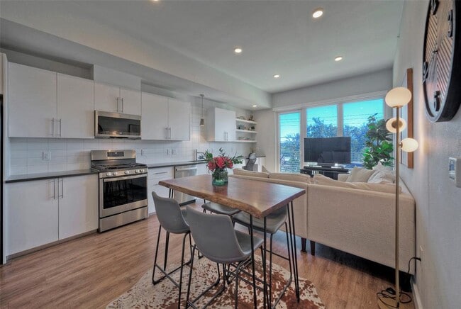 Building Photo - 4004 Banister Ln Unit 207