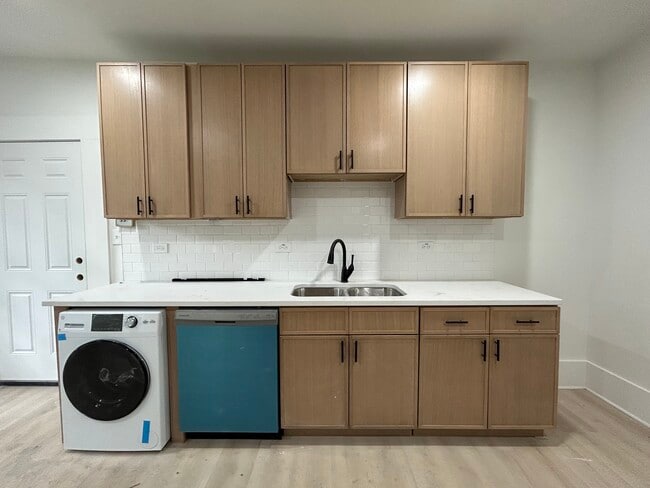 Building Photo - 2301 N Leavitt St Unit 2R