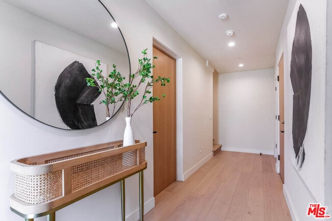 Photo - 1863 Barry Ave