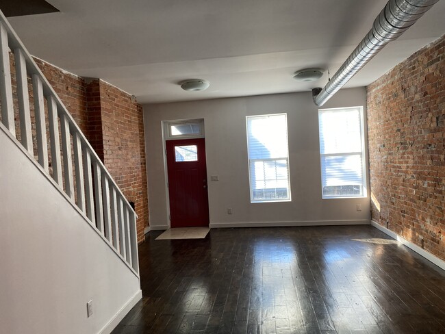 Photo - 880 Oak St