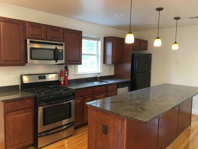 Building Photo - 14A Iroquois St Unit 2