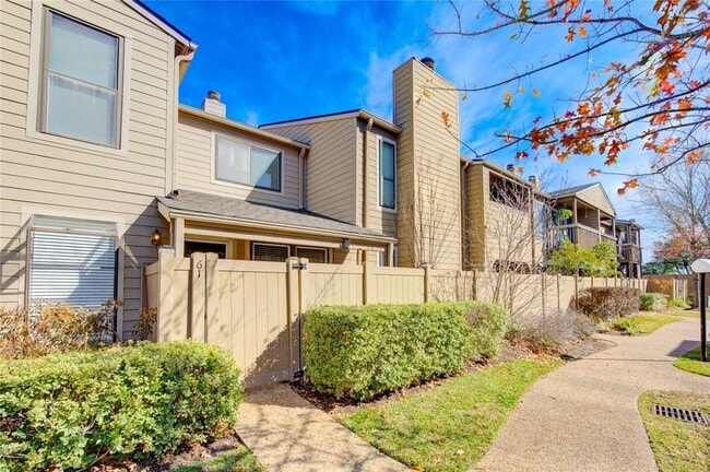 Building Photo - 2379 Briarwest Blvd Unit 61