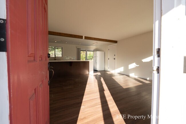 Photo - Cozy Redmond Rambler ready for move in NOW