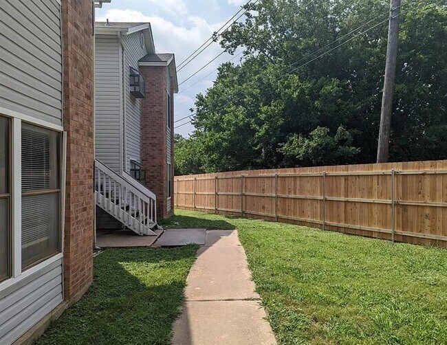 Building Photo - 2405 W Slaughter Ln
