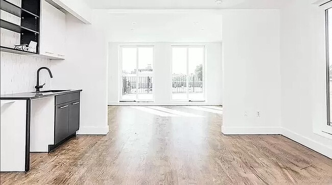 Photo - 409 Stockholm St