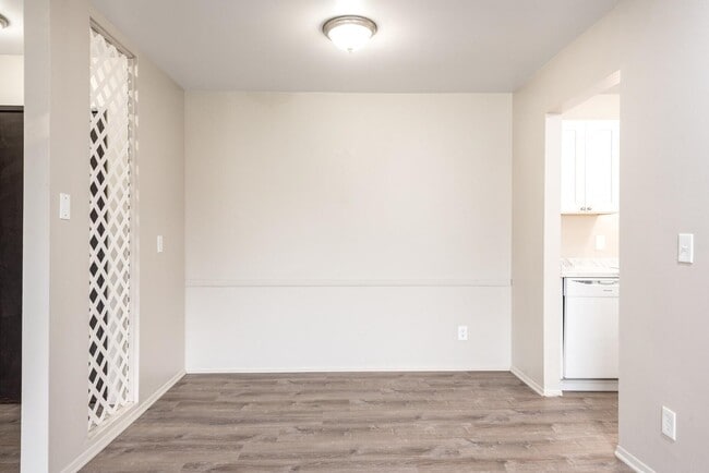 Photo - Everett Apartments - 115-08