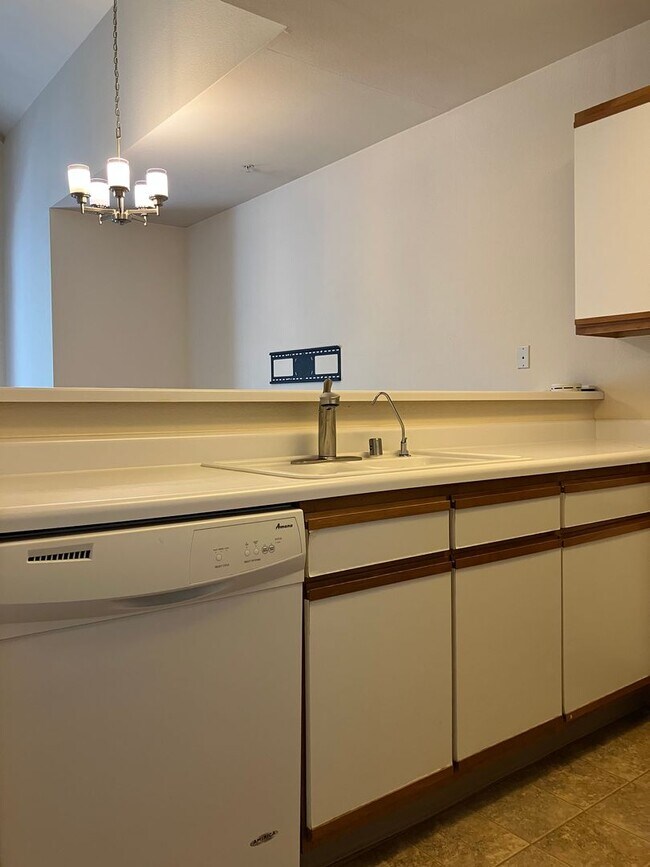 Updated 2 Bedroom, 2 Bath Condo in Gated C... House Rental in San