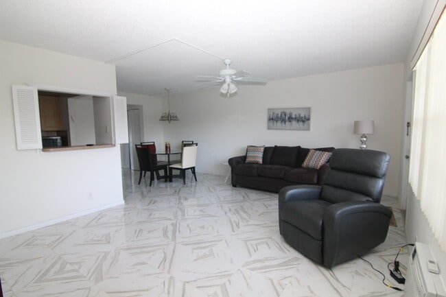 Photo - 569 Fanshaw N Unit 569