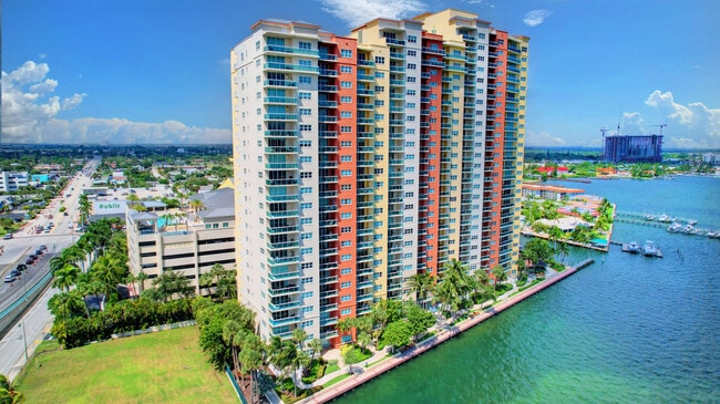 Building Photo - 2640 Lake Shore Dr Unit 115
