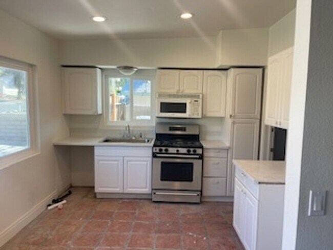 Photo - Central DHS, 2 BEDROOM, 1 BATH SINGLE FAMI... Casa