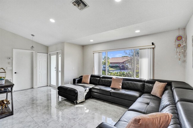 Photo - 7909 NW 19th St