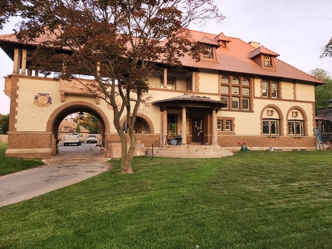 Mansion Exterior - 240 W Tulpehocken St Unit 5