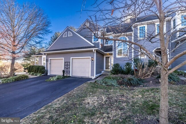 Building Photo - 424 W Village Ln