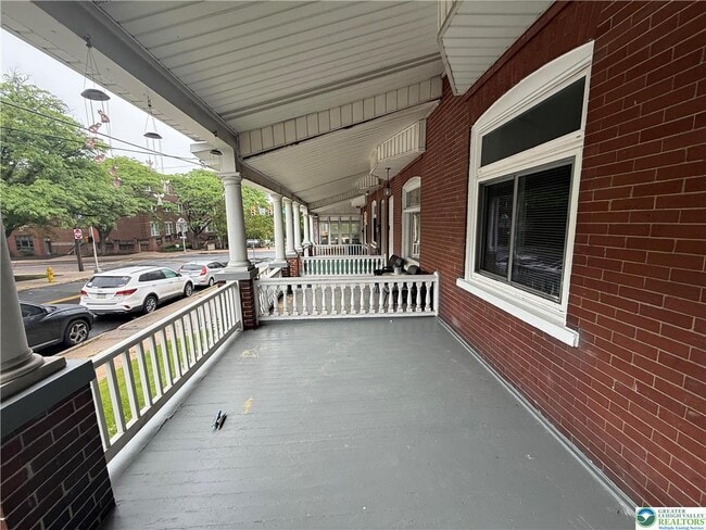 Photo - 608 St John St
