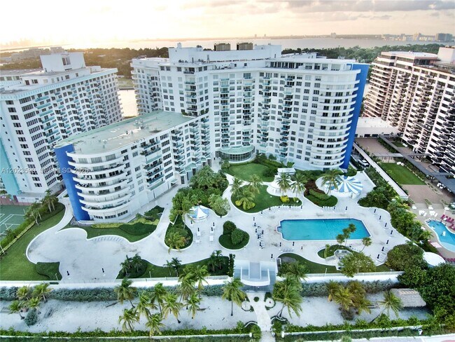 Building Photo - 5151 Collins Ave Unit 428