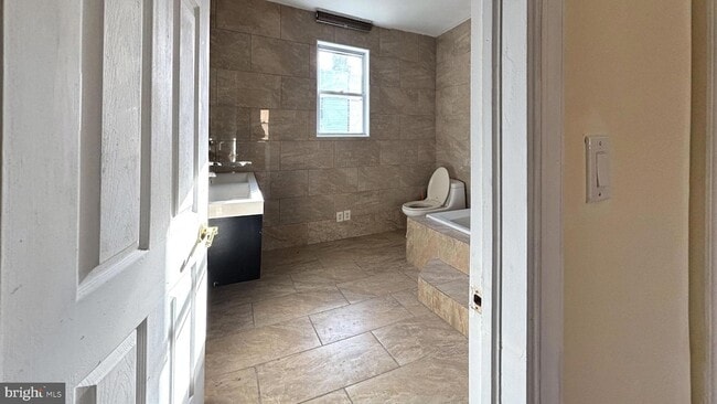 Photo - 2338 Cross St