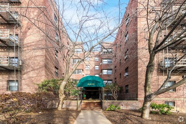 Building Photo - 2339 Hudson Terrace Unit D17 Rental