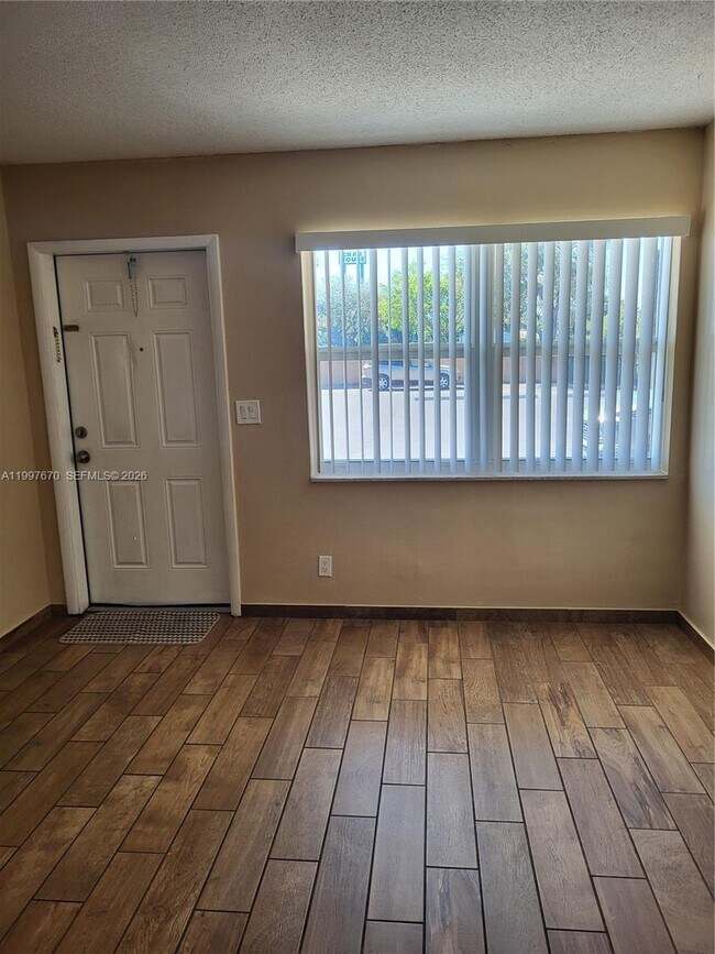 Photo - 1611 Green Ln Unidad 3