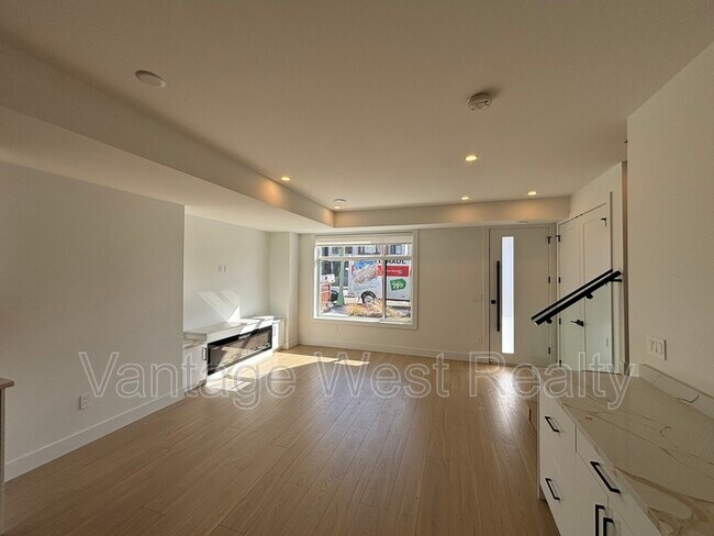 Photo - 830-830 Lawson Ave