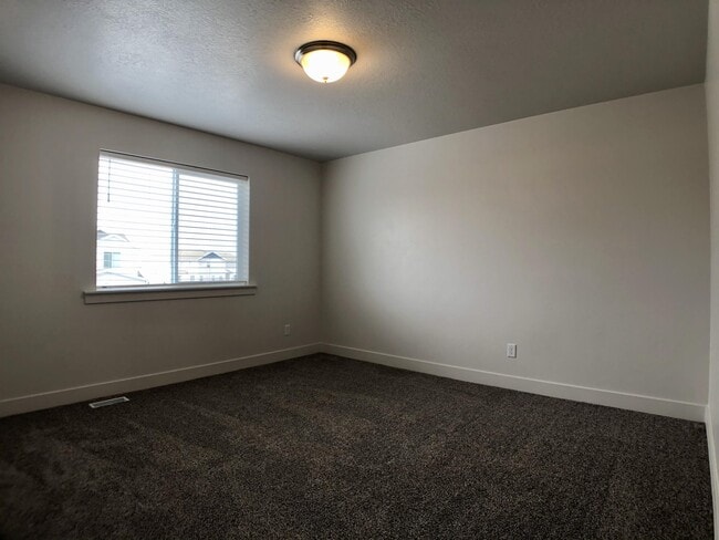 Photo - 433 S 1400 E