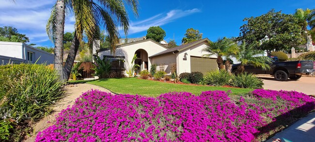 Front of house, 2 car garage and RV parking - 5966 Quiet Slope Dr Casa