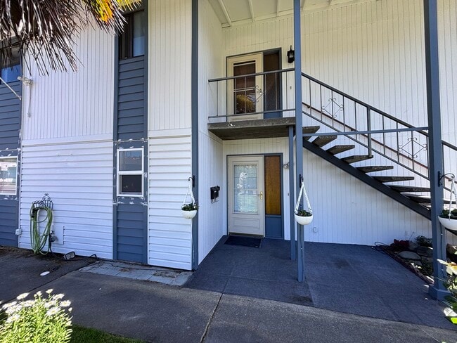 Building Photo - 205 SW Booth St Unit A
