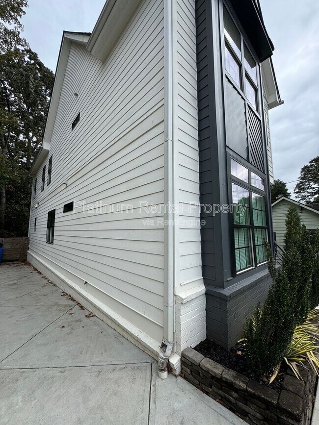 Photo - 150 Dahlgren St SE