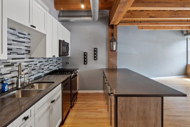 Photo - 1735 W Diversey Pkwy Unidad 102