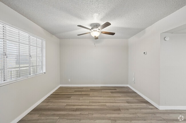 1BR, 1BA - 450SF - Living Room