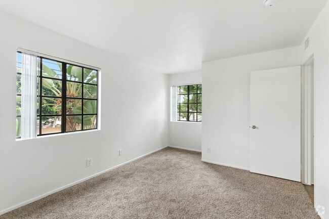 2BR, 2BA - 975SF - 1st Bedroom