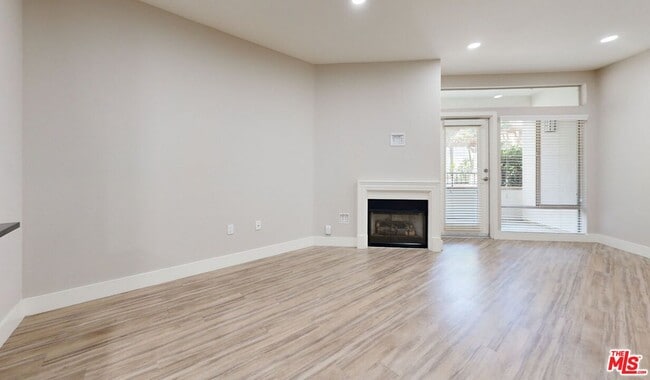 Photo - 6280 W 3rd St Unidad 4-326