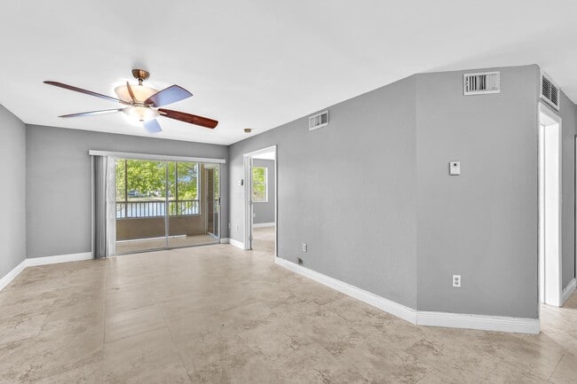 Photo - 2820 N Oakland Forest Dr Unit 208