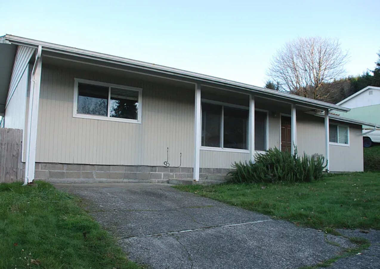 Freshly Updated 3-Bedroom, 2-Bath Home in Reedsport - Freshly Updated 3-Bedroom, 2-Bath Home in Reedsport