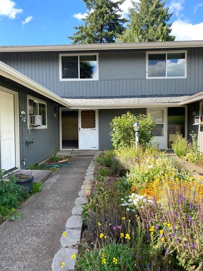 Photo - Large 2 bed, 1 bath Townhouse with Parking Unidad 3323