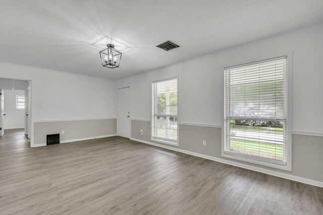 Photo - Renovated 3 Bedroom 2 Bath Home for Rent with Detached Garage!