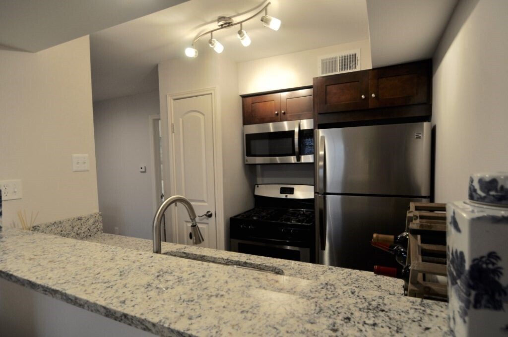 Photo - 4903-4911 Junius St