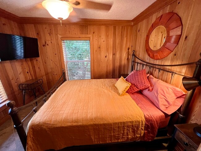 Building Photo - 2162 SW Perry Ter Unit Private Apartment