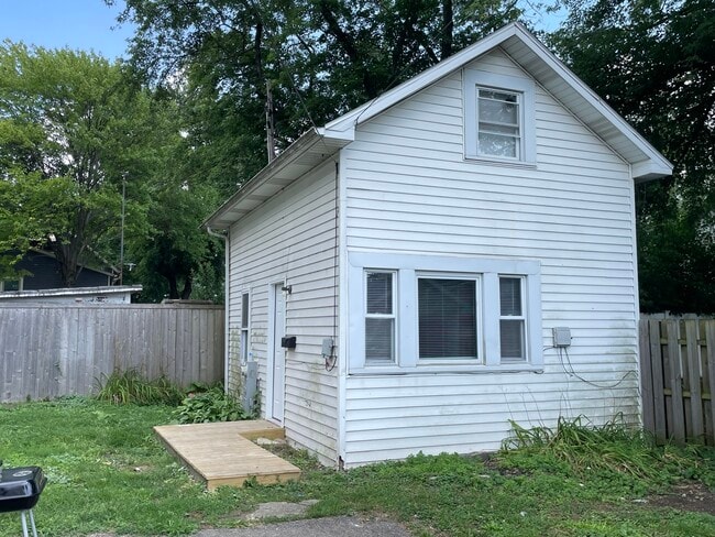 Building Photo - 1506 Lawrence Ave Rental