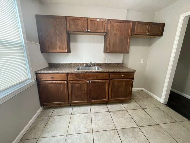 Photo - 7701 Vaughan St