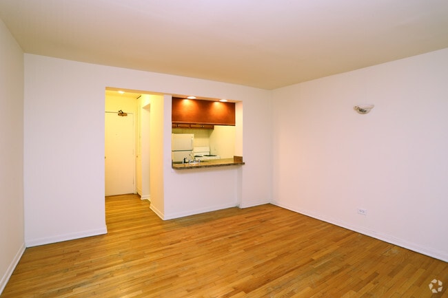 Photo - 540 West Roscoe Street