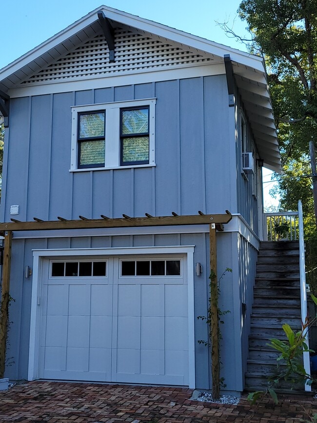 Building Photo - 701 Bay Ave Unit Carriage House at 611 Bay