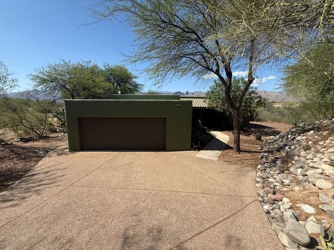 Building Photo - 9731 E Kleindale Rd