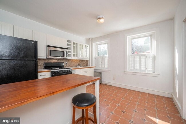 Photo - 5838 Henry Ave